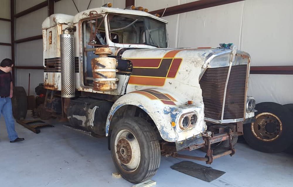 Sanchez's Kenworth Aerodyne W900B Semi-Truck