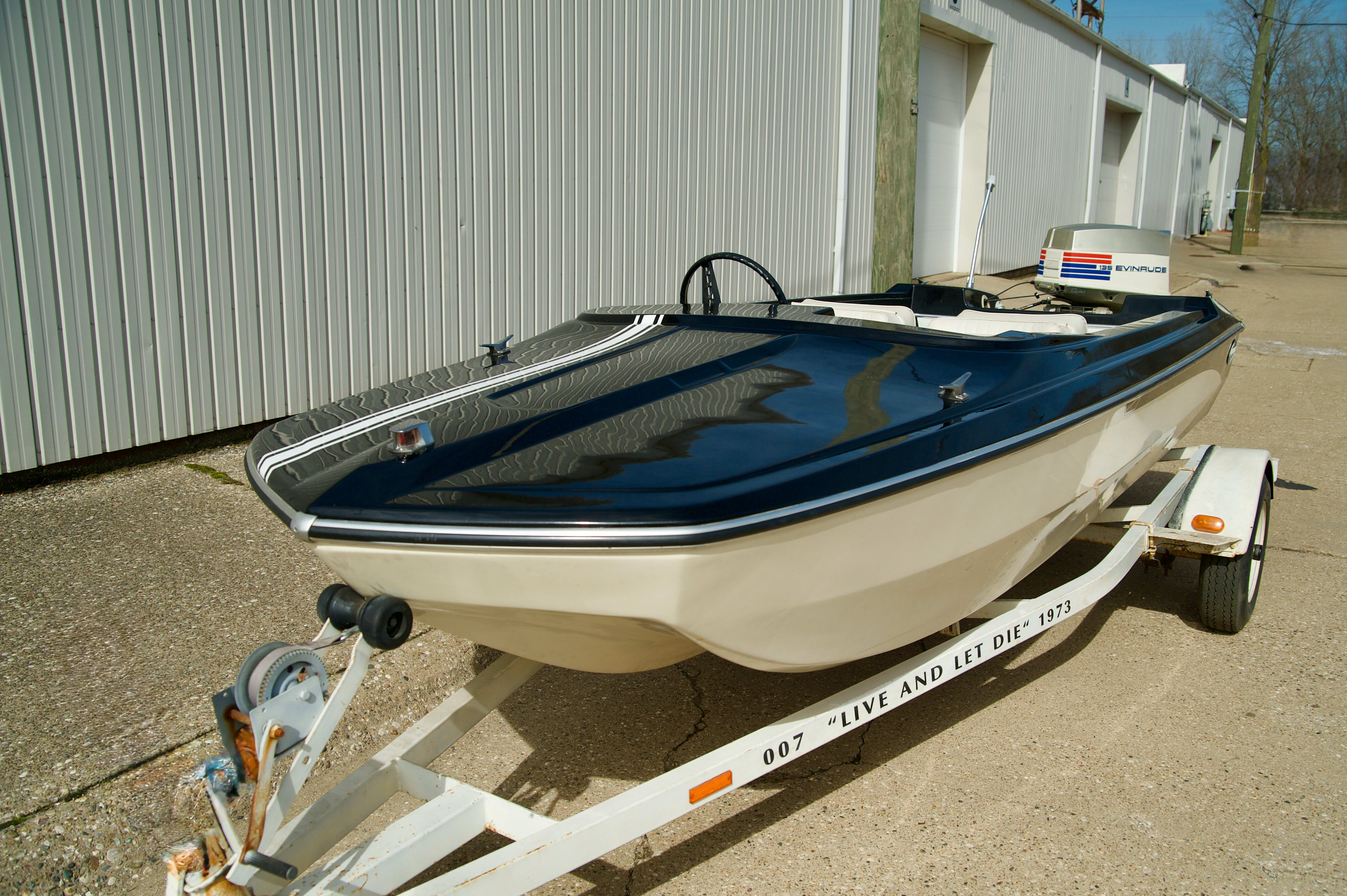 Glastron V-145 Firelight Speedboat