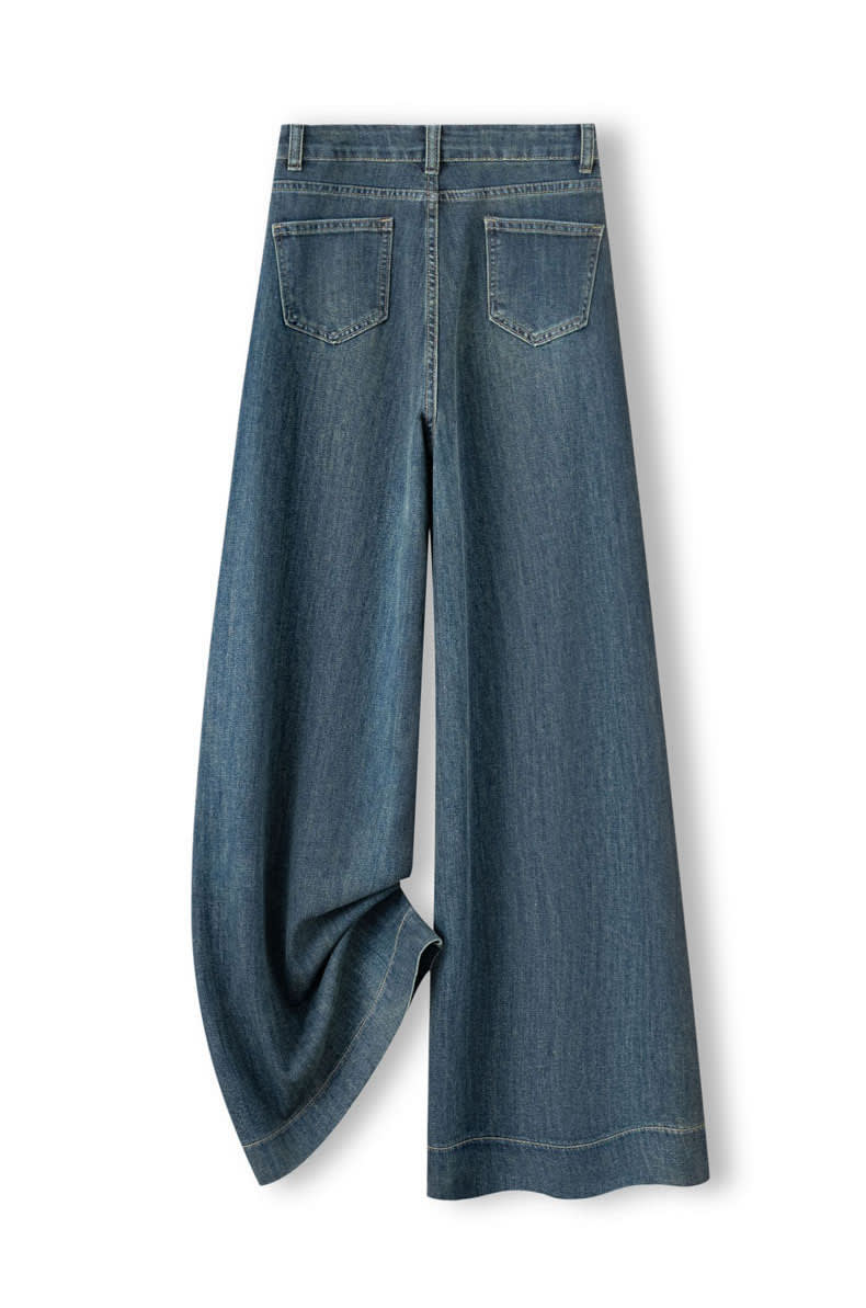 YEEYEEWang wide-leg jeans flat lay, Asian-fit cut, showing back pockets and stitching.