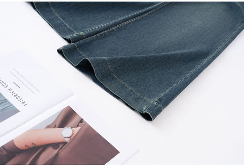 YEEYEEWang wide-leg jeans close-up of hem, Asian-fit cut, vintage wash texture.