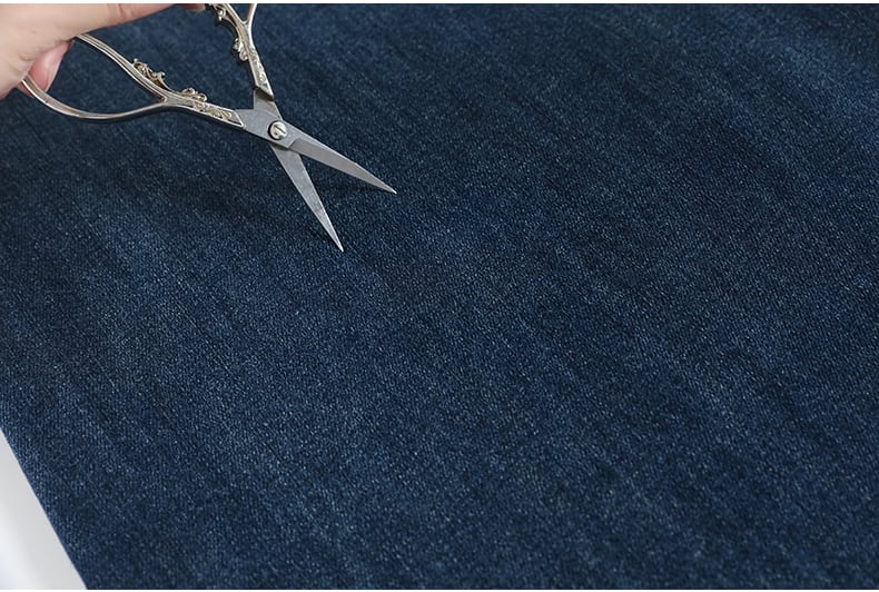 YEEYEEWang wide-leg jeans close-up of scratch test, Asian-fit cut, demonstrating durable denim fabric.