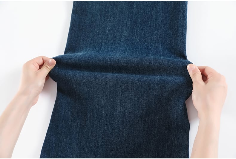 YEEYEEWang wide-leg jeans stretch test, Asian-fit cut, showing high elasticity and comfort.