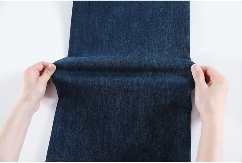 YEEYEEWang wide-leg jeans close-up of stretch test, Asian-fit cut, showing fabric elasticity.