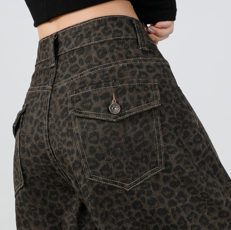 YEEYEEWang Wide-Leg Jeans, Asian-fit cut, close-up of high-rise waistband and contrast-stitched back pocket with antique bronze button.