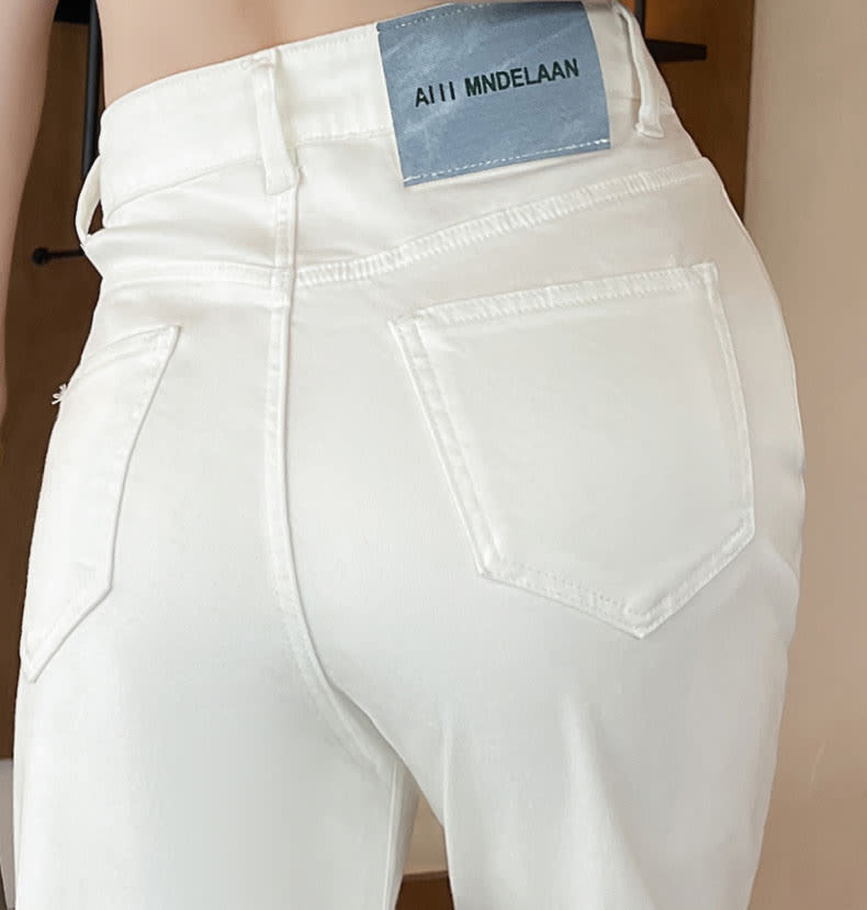 YEEYEEWang Flare Jeans, Asian-fit cut, on-body close-up of the high-rise waist and back pockets hugging the waistline.