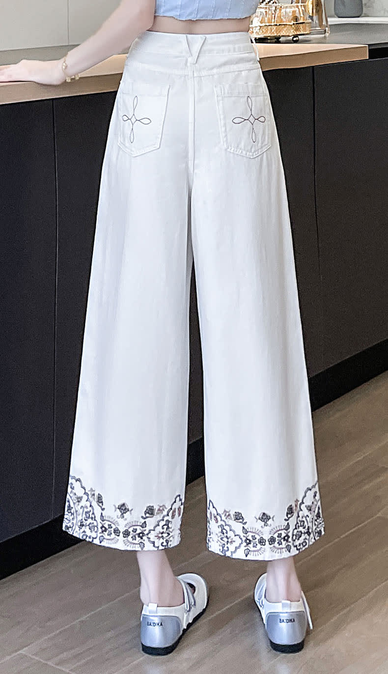YEEYEEWang Wide-Leg Jeans in Ivory, Asian-fit cut, back view with clover-stitched patch pockets and floral embroidered hem.