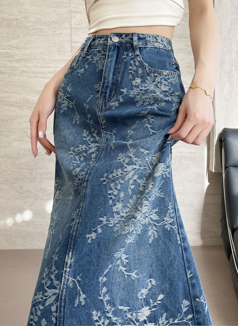 YEEYEEWang jupe longue en denim, coupe Asian-fit, mannequin debout main sur la hanche, jacquard floral drapé fluide.