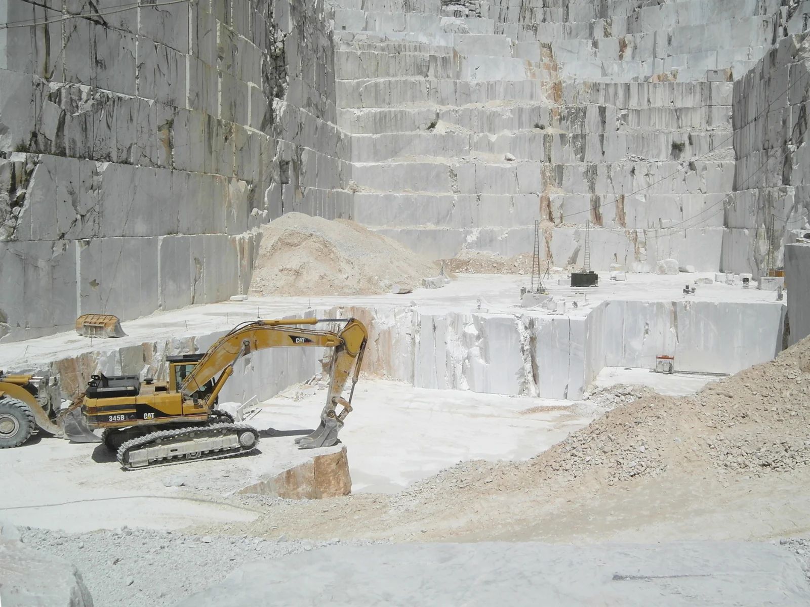 Blast engineer reviewing fragmentation results against crusher performance
