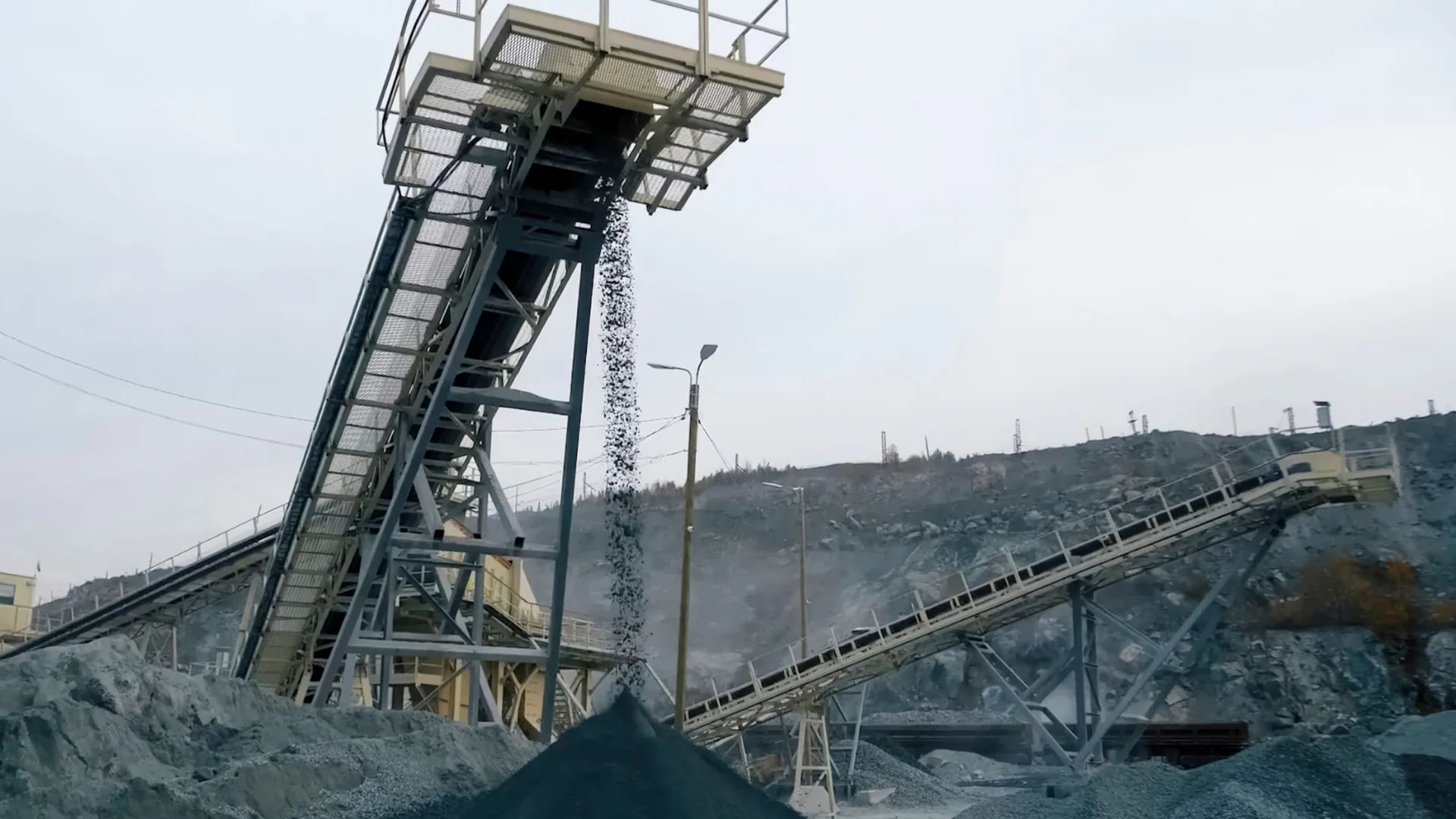 Aggregates crusher control dashboard showing throughput, energy use, and product gradation