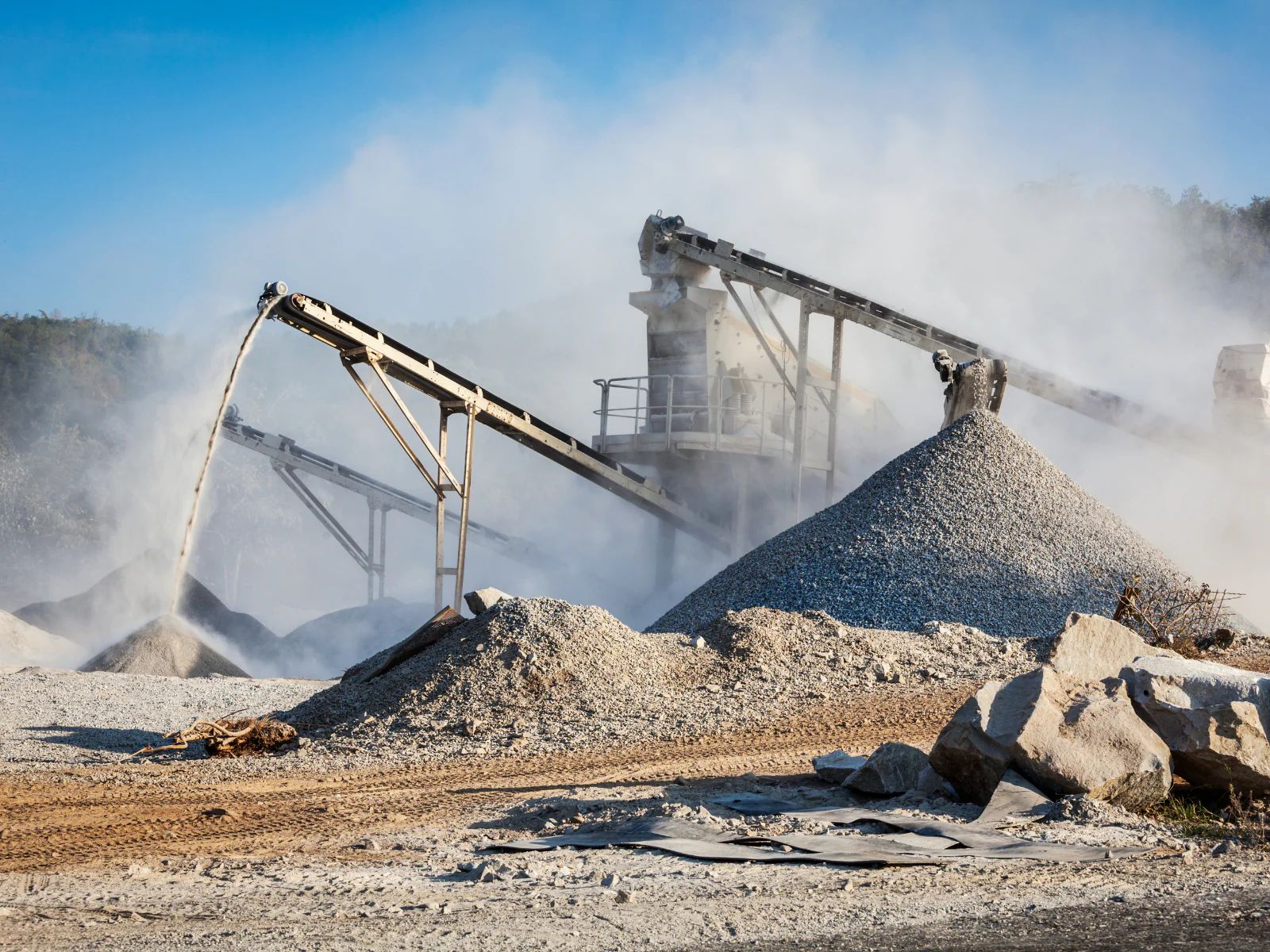 Crusher setting trade-off between throughput, energy consumption, and product gradation