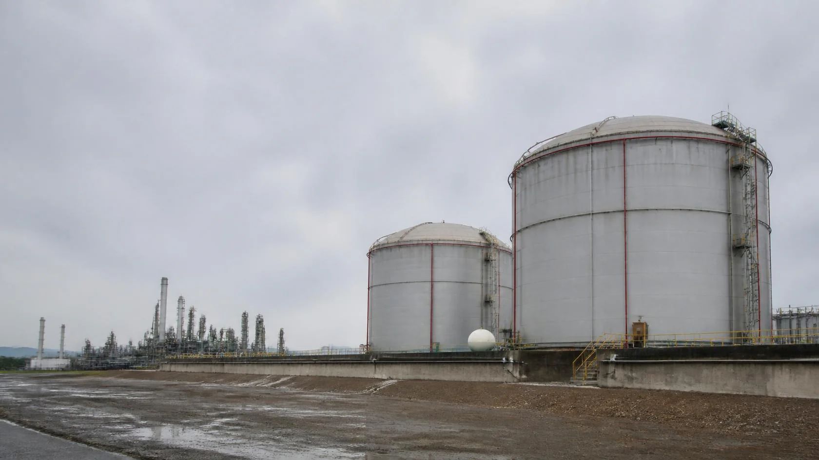 Oil and gas facility records organized against Seveso III tier and documentation obligations