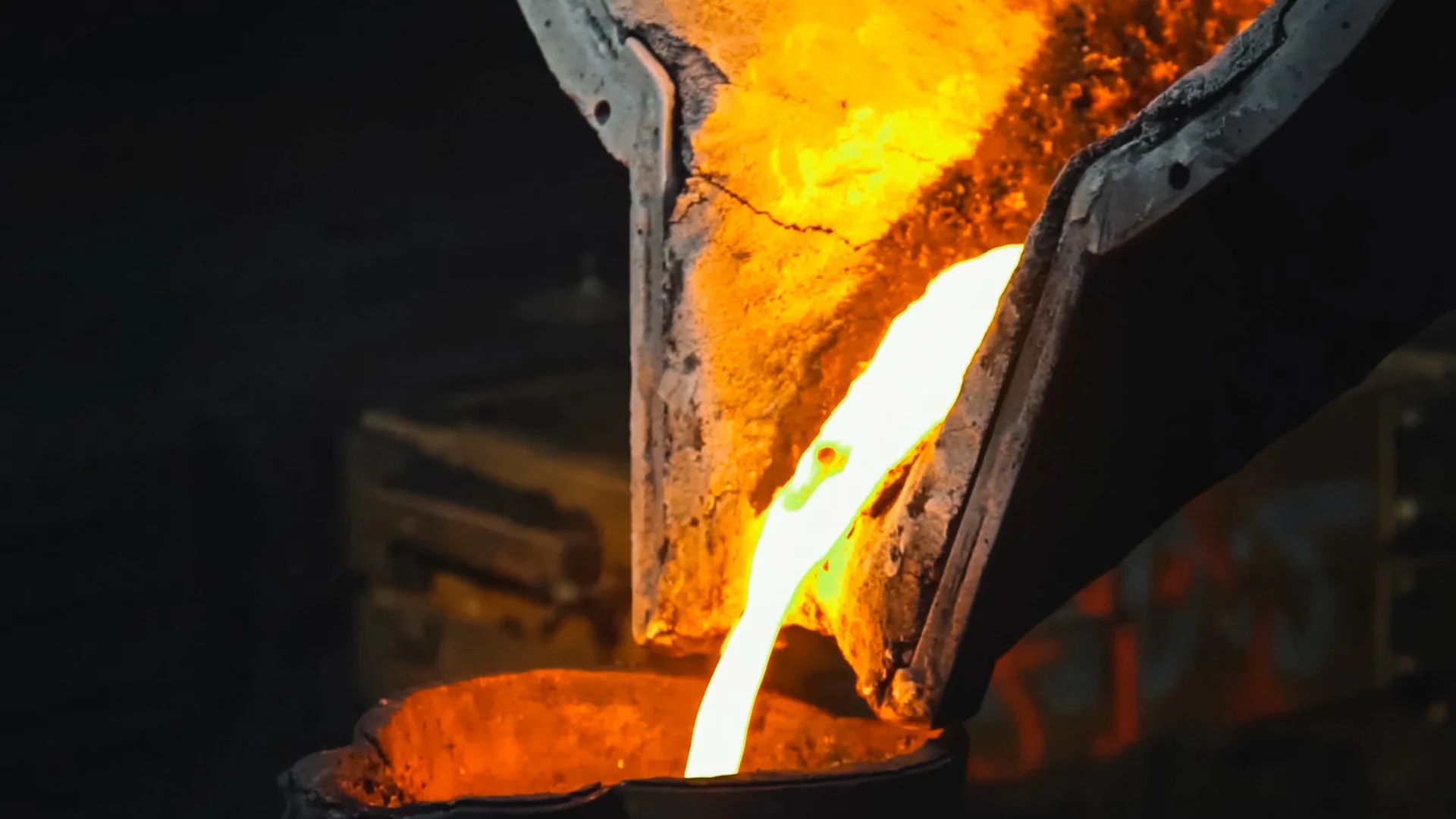 Primary aluminium smelting operations under continuous electrical load