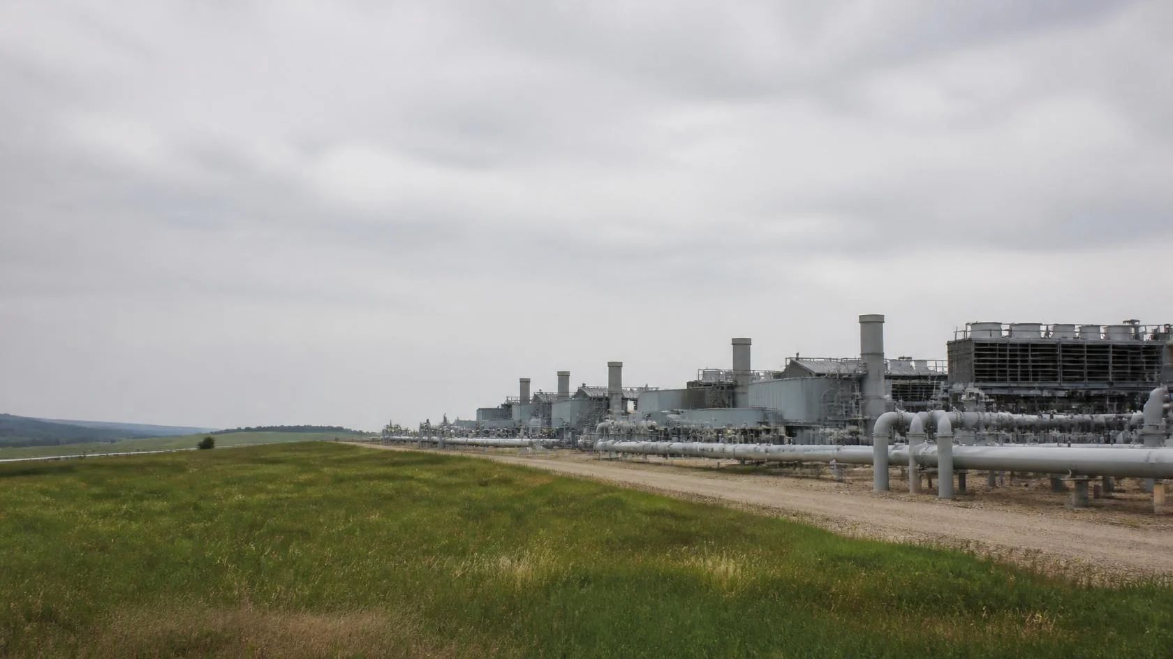 Natural gas transmission network with compressor station optimisation recommendations