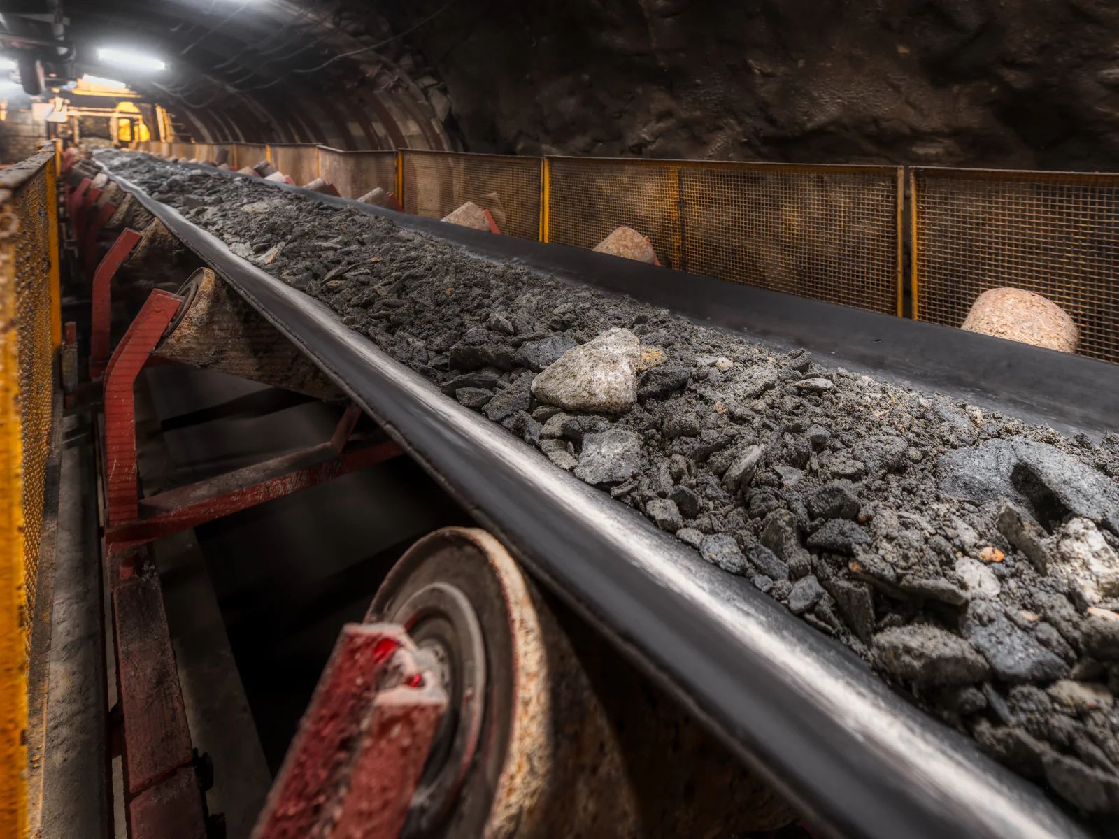 Crushing and grinding plant of the kind used in minerals processing