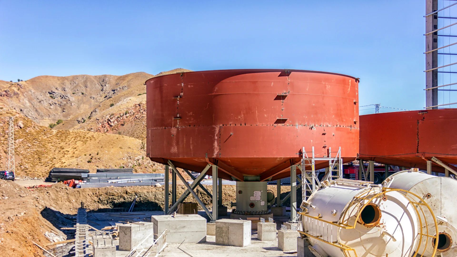 Froth flotation cells and wet circuit equipment in a minerals processing plant