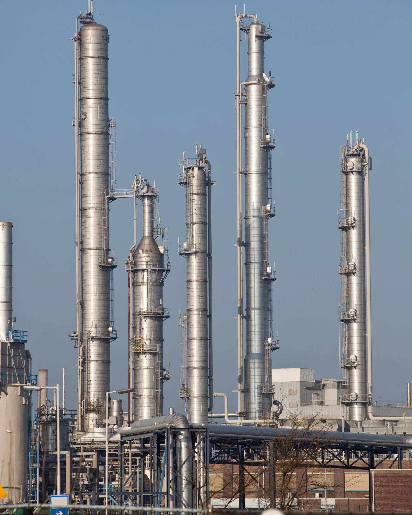 Chemical plant reactors, columns and utility systems under continuous production
