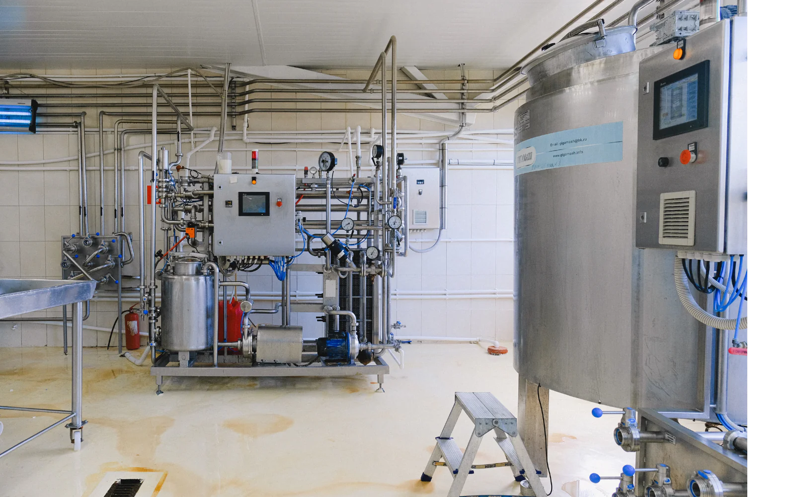 Biologics manufacturing suite with process equipment