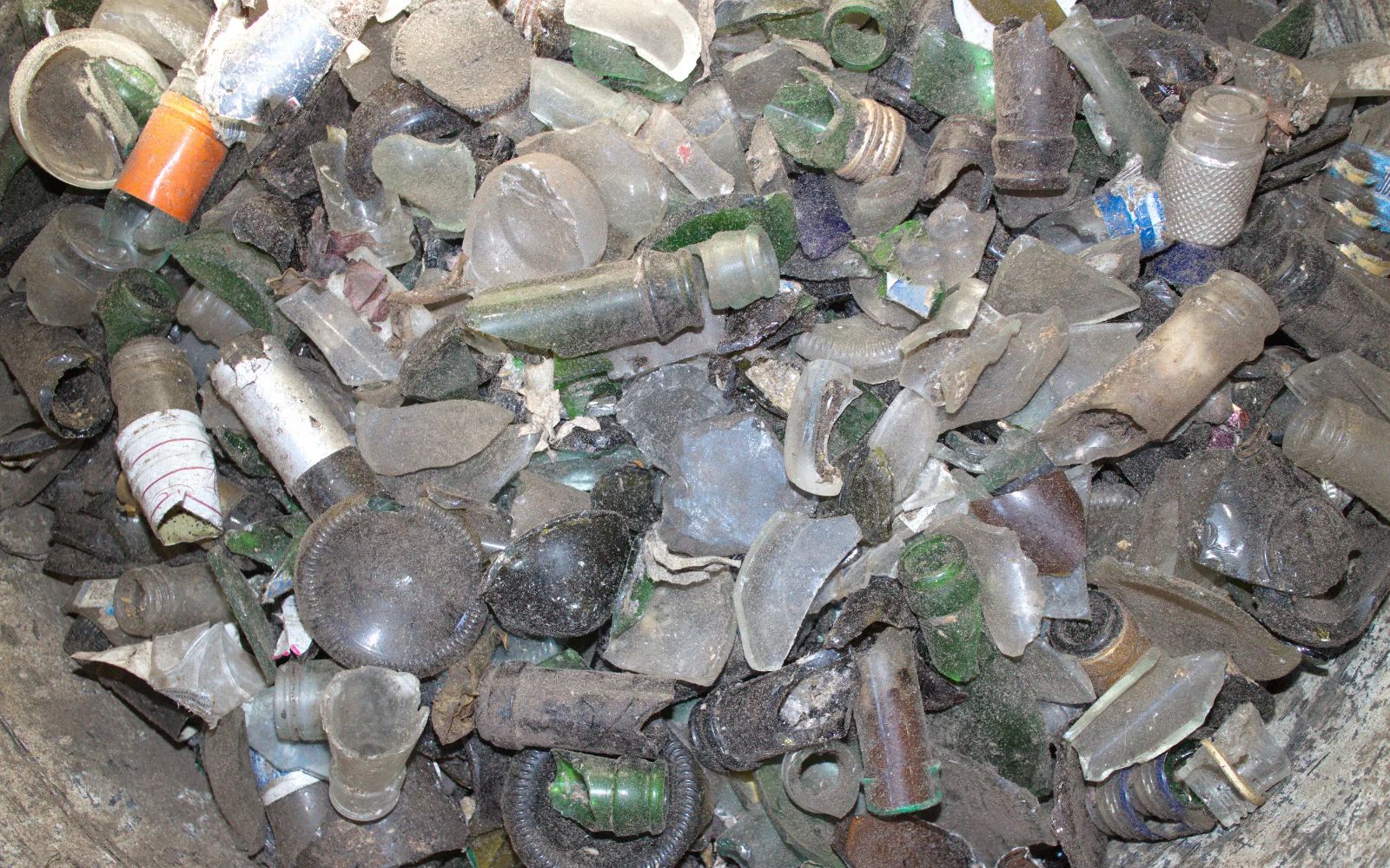Materials plant and yard of the kind used to handle recycled and virgin mineral feed