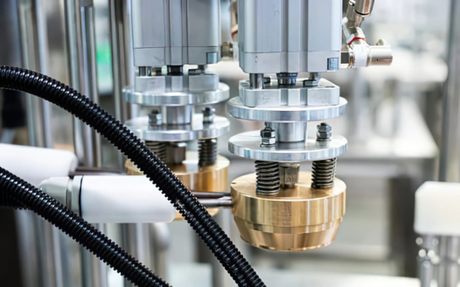 Continuous packaging line with filling and conveying equipment