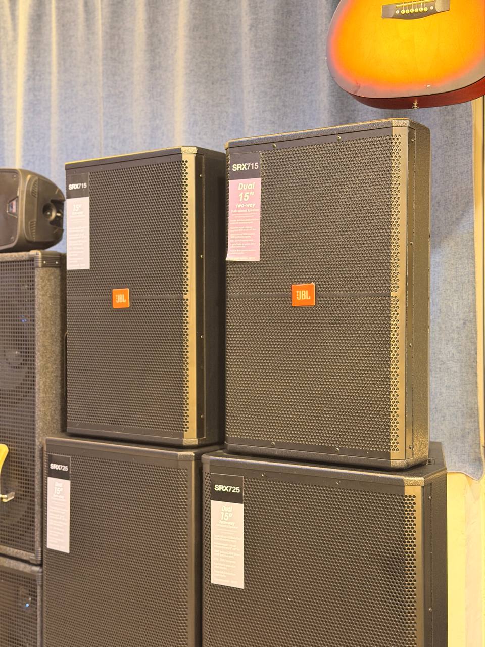 Hone Musical Instruments - STAGE SPEAKER - JBL srx 715