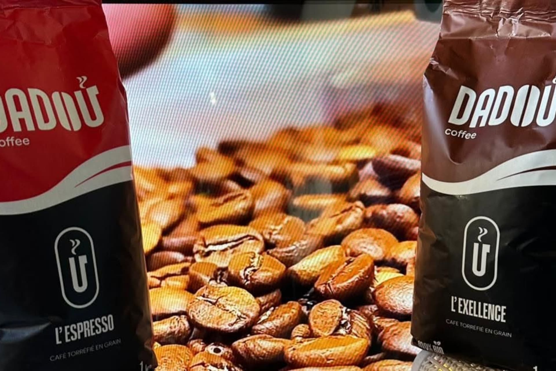 Les deux cafés DADOU, L'Espresso et L'Excellence, sur des grains torréfiés