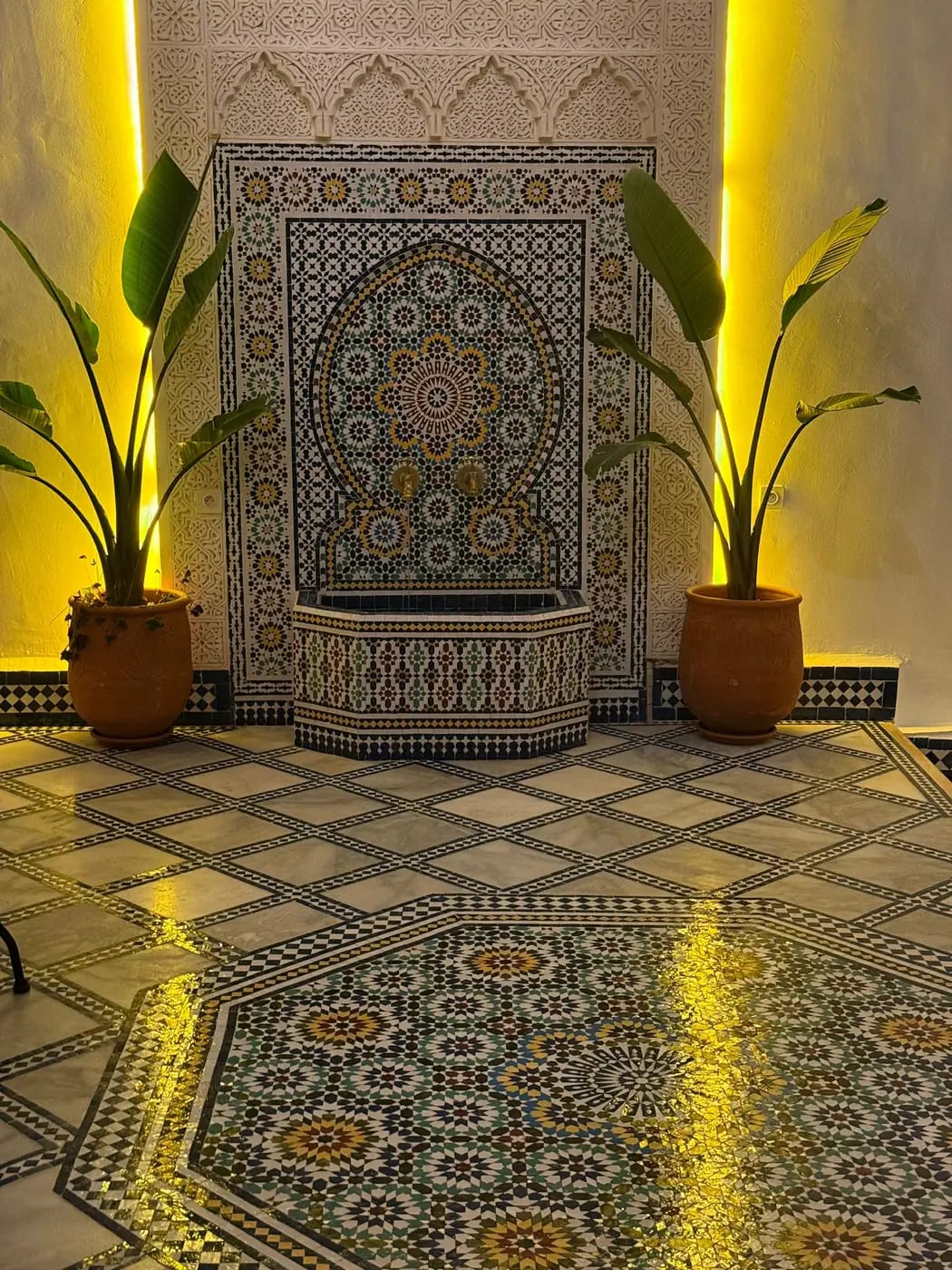 Galerie à l'étage : portes en cèdre sculpté et balustrade en fer forgé