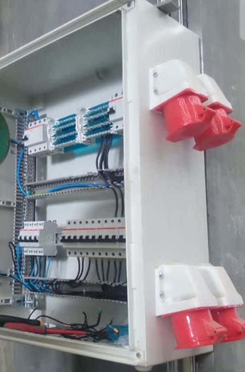 Coffret de distribution ouvert avec disjoncteurs modulaires, répartiteurs et prises industrielles