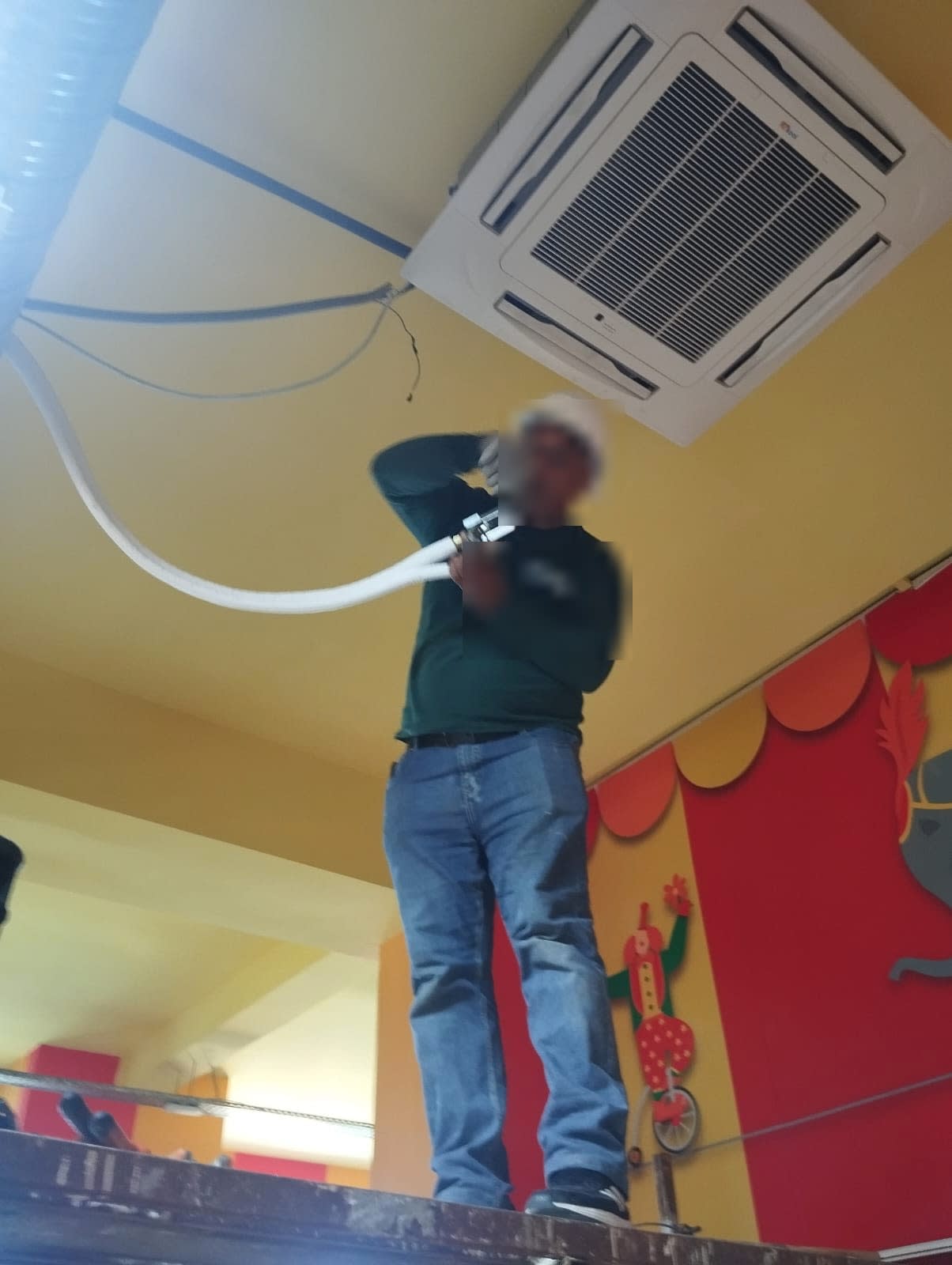 Raccordement des liaisons frigorifiques cuivre sous un climatiseur cassette quatre voies