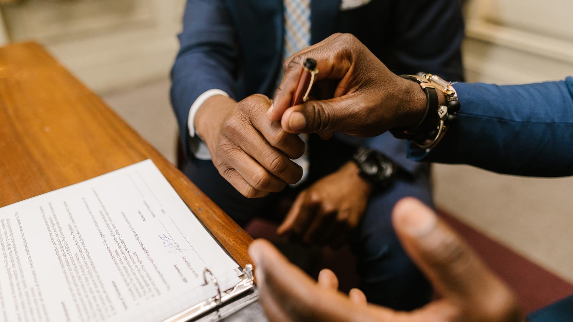Contrat commercial : les 8 clauses qui protègent vraiment votre entreprise