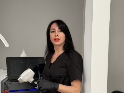 Specjalistka przy pracy — zabieg kosmetyczny