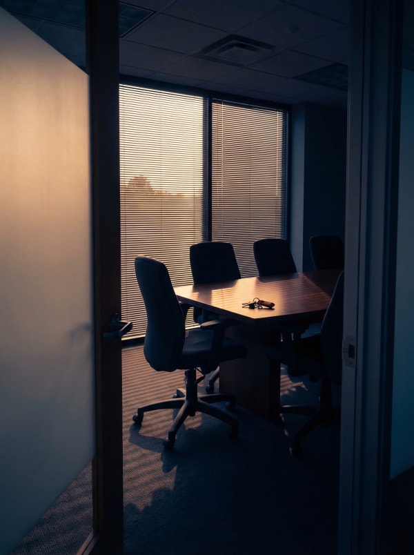 Pusta sala konferencyjna — blizna kancelarii