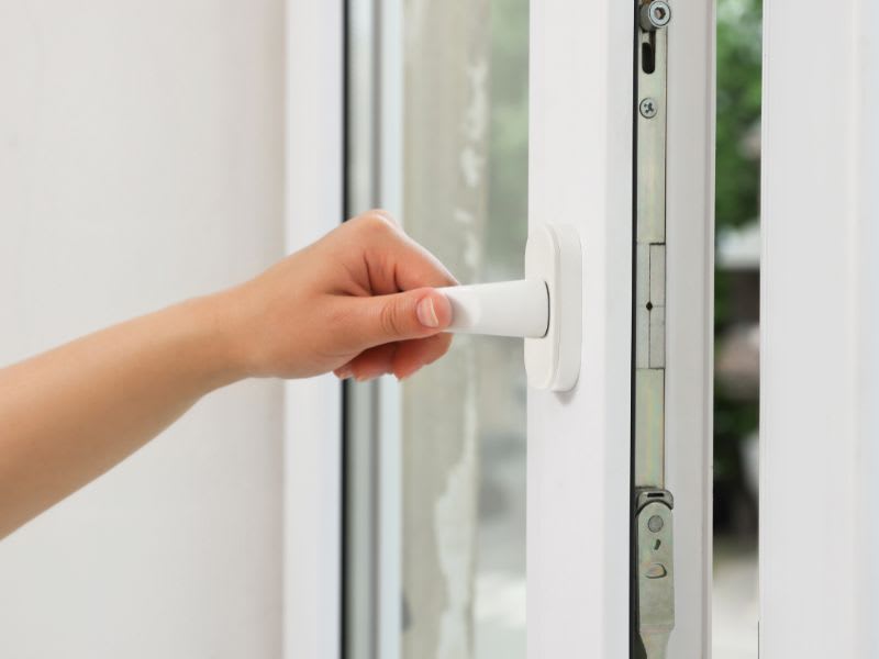 Common Glass Issues: Sticking Windows - SYD City Glass - Sydney Glaziers