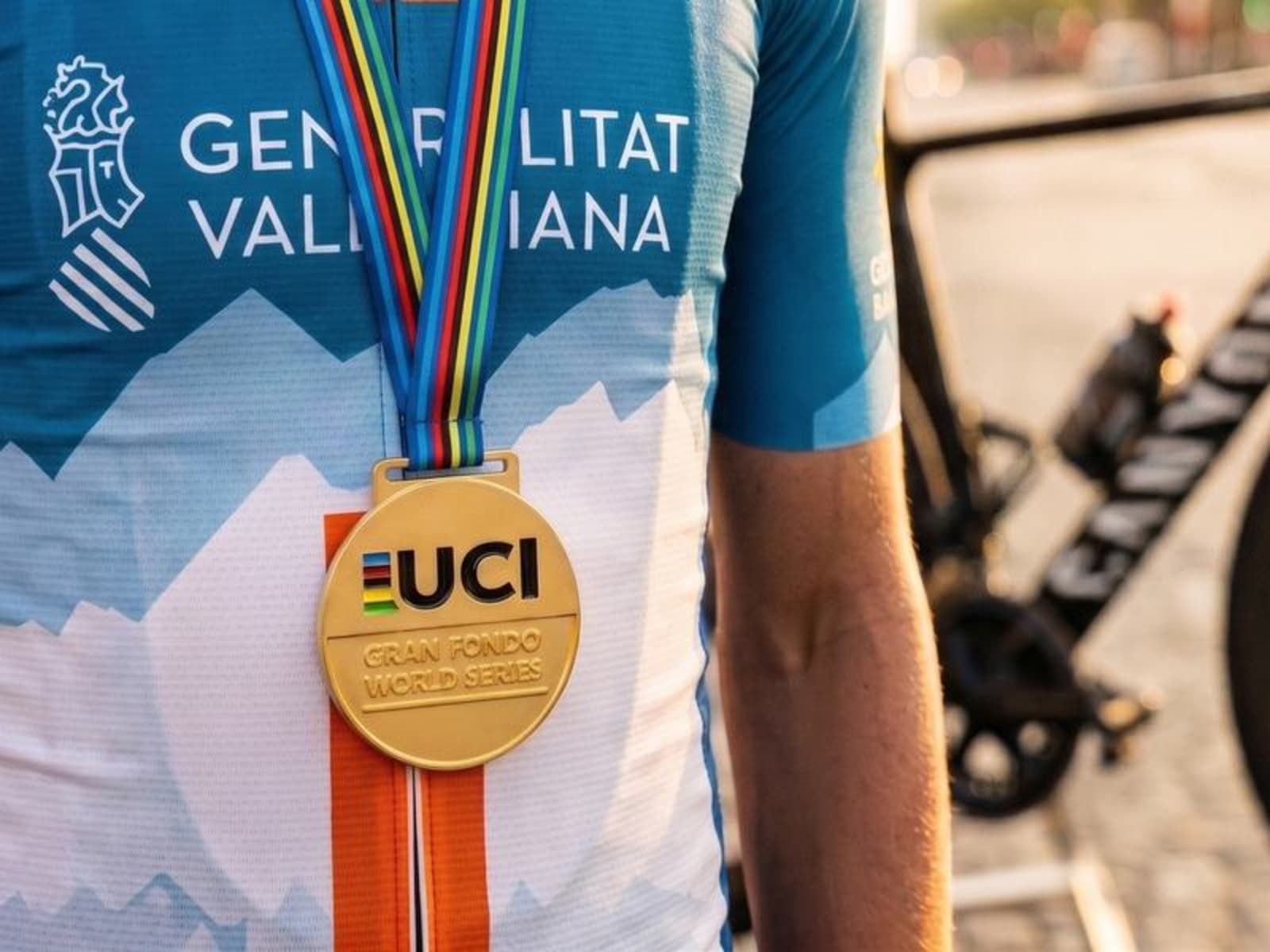 Maillot oficial y medalla de finisher UCI Gran Fondo World Series