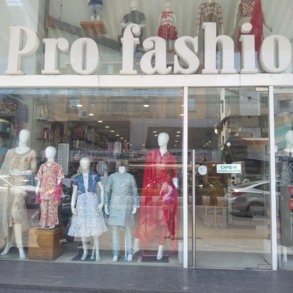 Pro fashion  logo