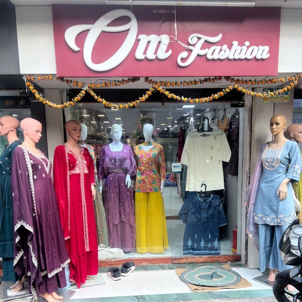 Om fashion  logo