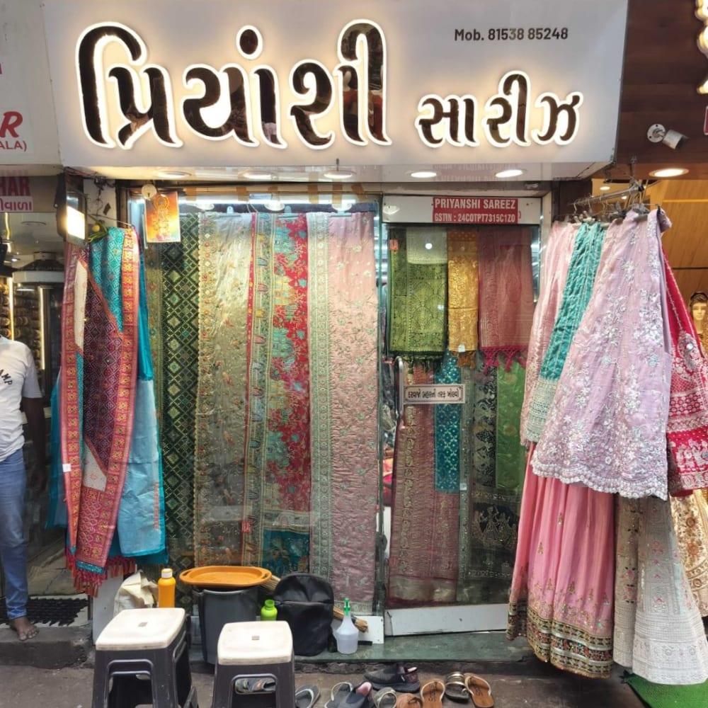 Priyanshi sareez  logo