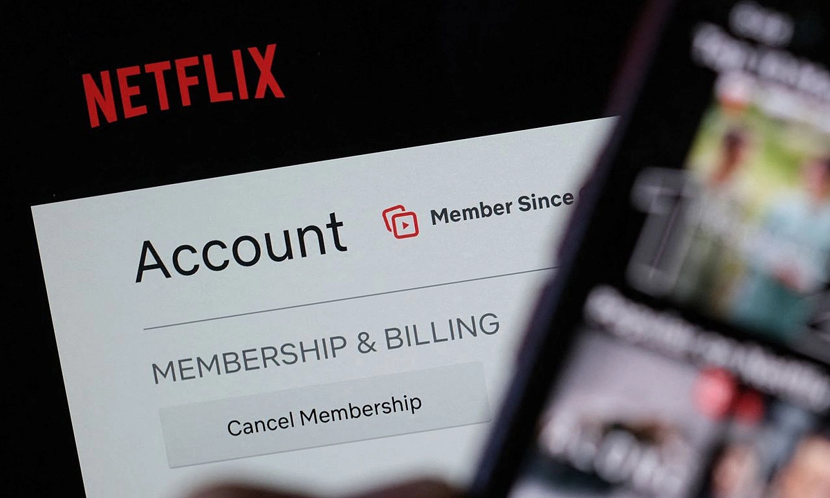 Minh họa việc kinh doanh tài khoản Netflix dùng chung đối mặt rủi ro pháp lý