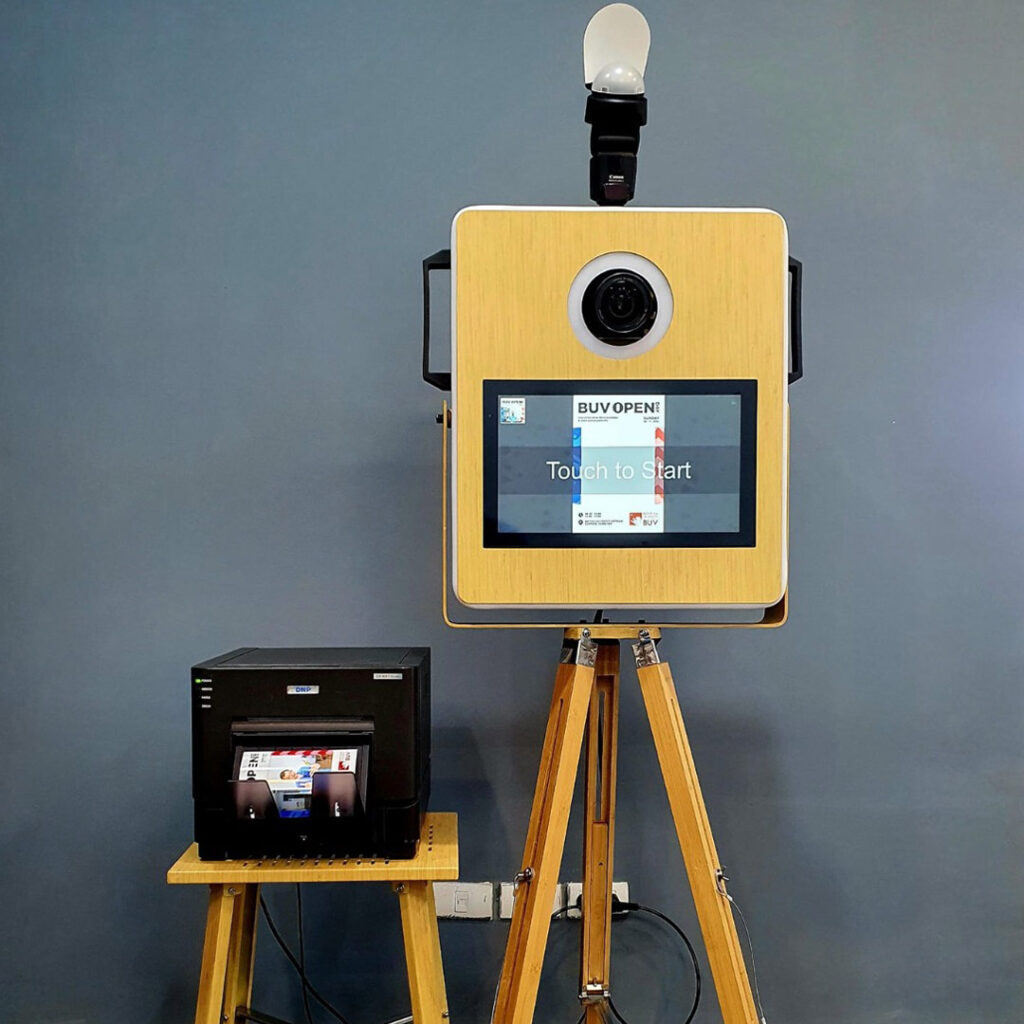 Bảng phân bổ chi phí thiết bị phần cứng gồm máy ảnh, máy in và phụ kiện cho photobooth