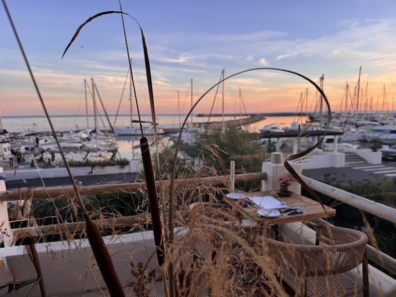Vue panoramique du coucher de soleil sur le port depuis la terrasse du restaurant