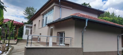 Сред рози