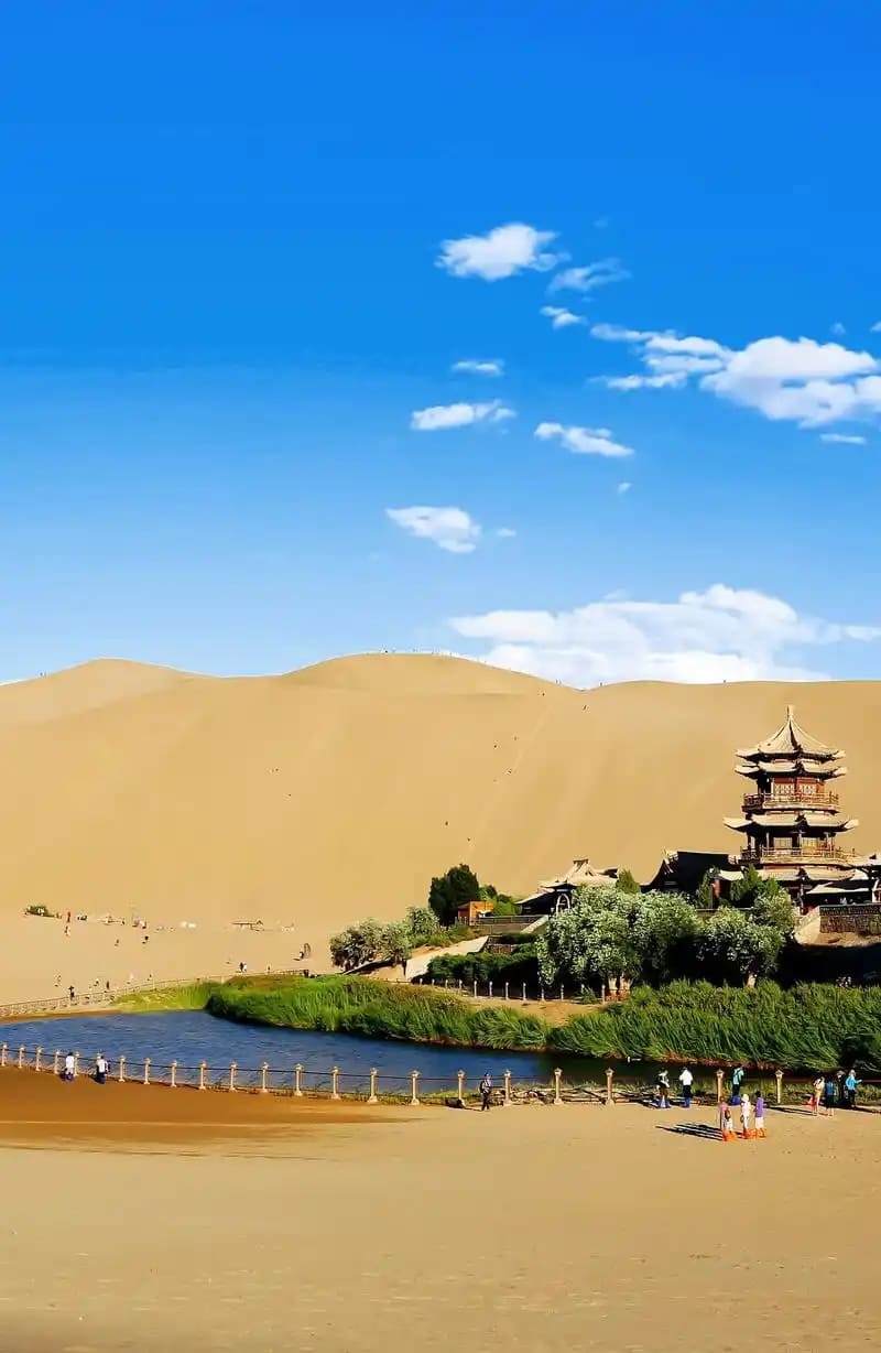 敦煌鸣沙山月牙泉