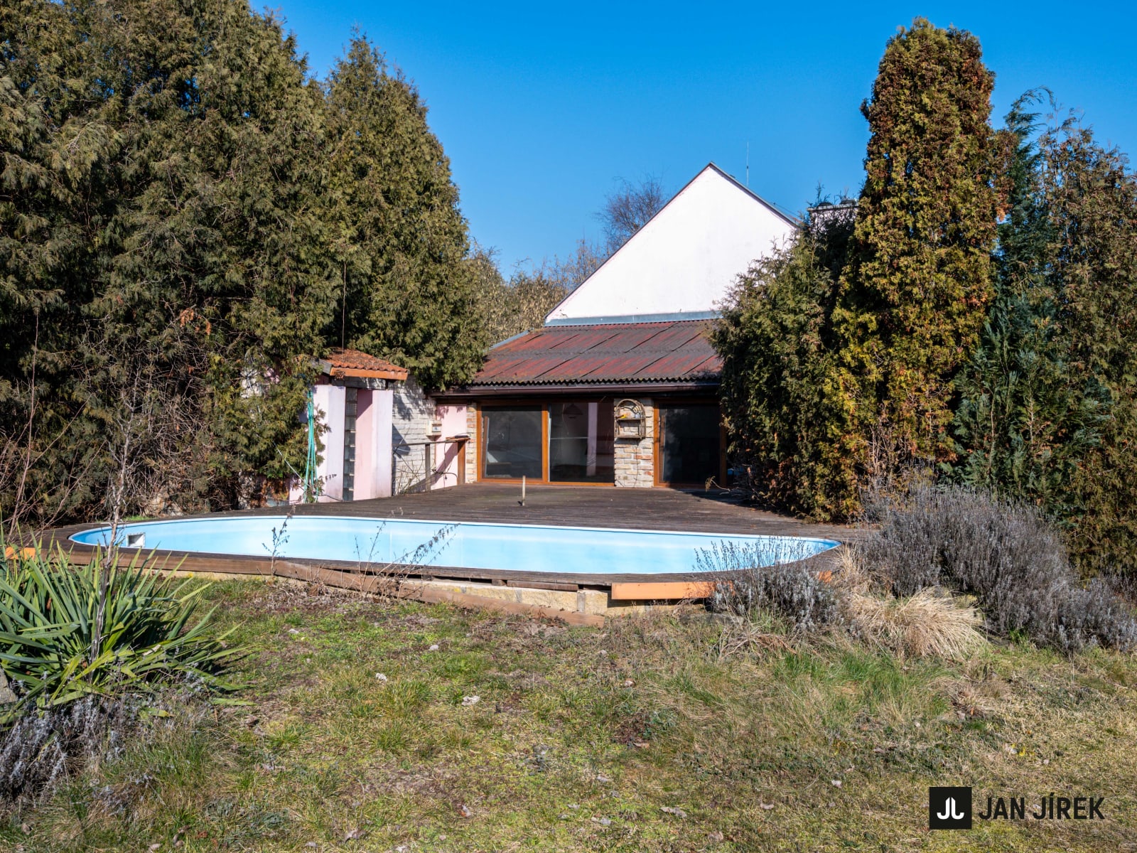 Rodinný dům — pohled na pozemek a stavby