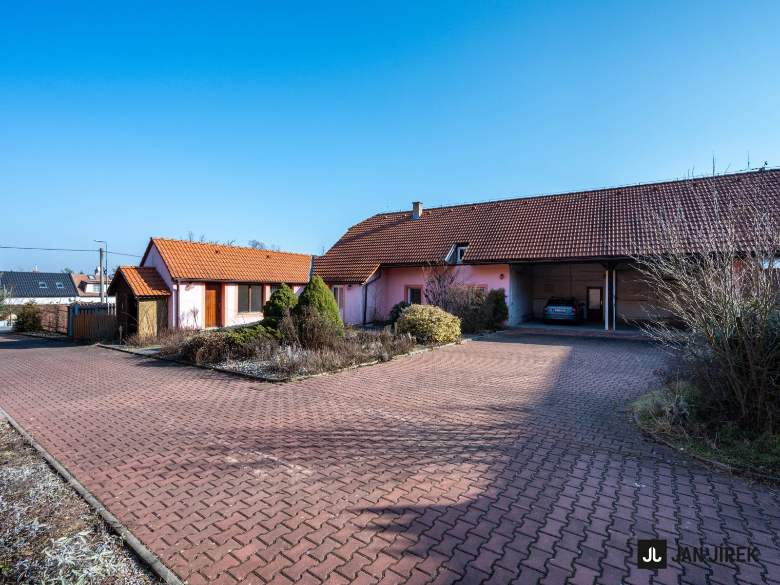 Rodinný dům — pohled na pozemek a stavby