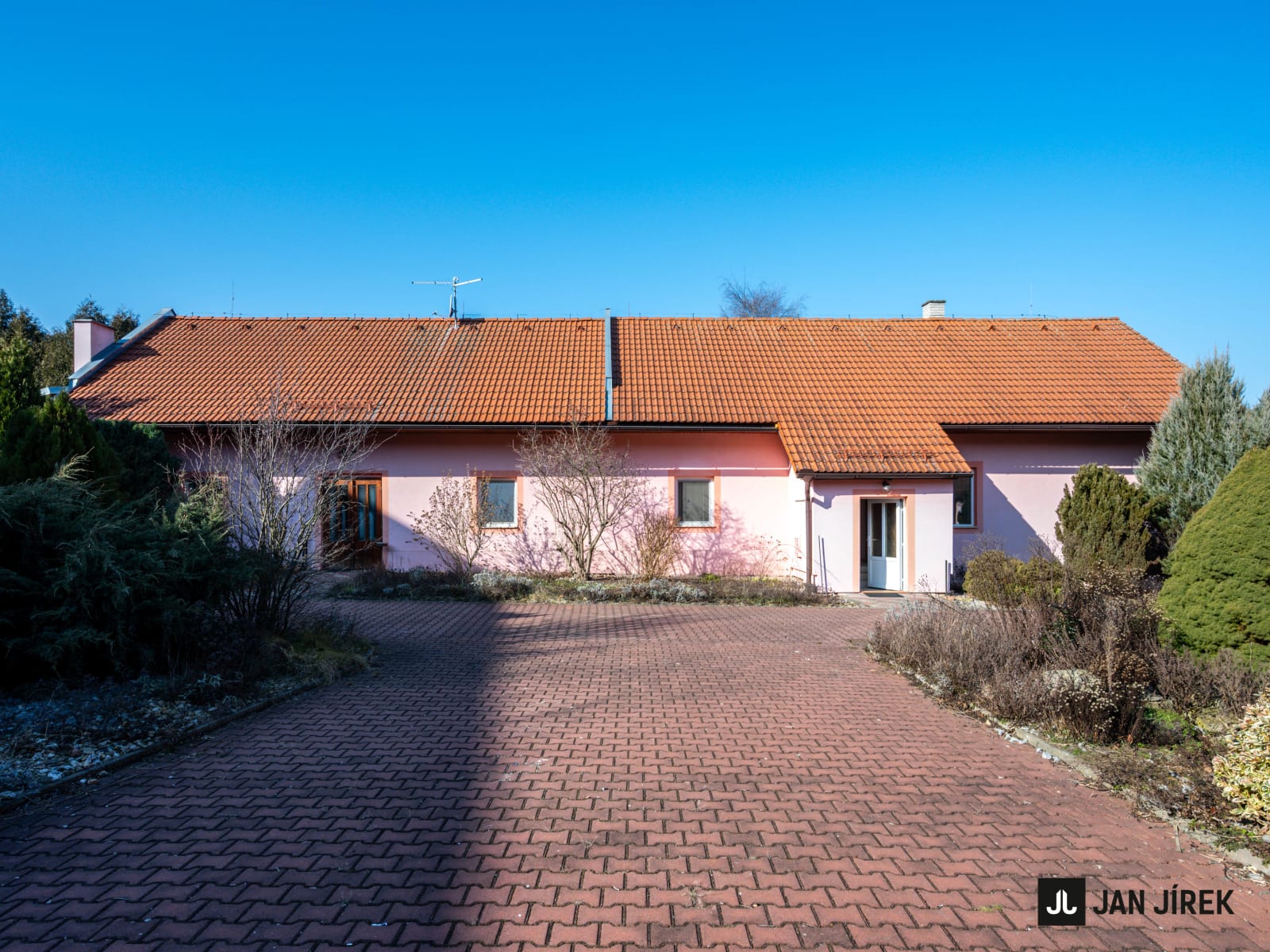 Rodinný dům — pohled na pozemek a stavby