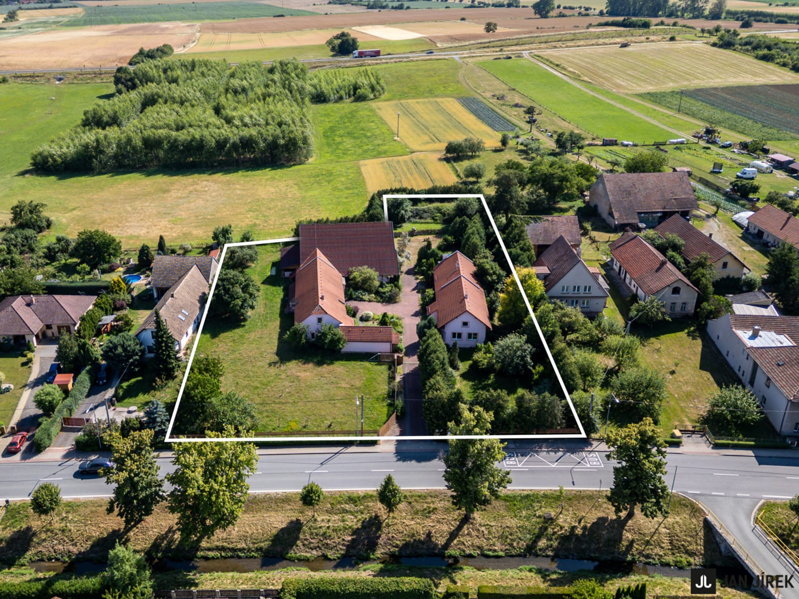 Rodinný dům — pohled na pozemek a stavby