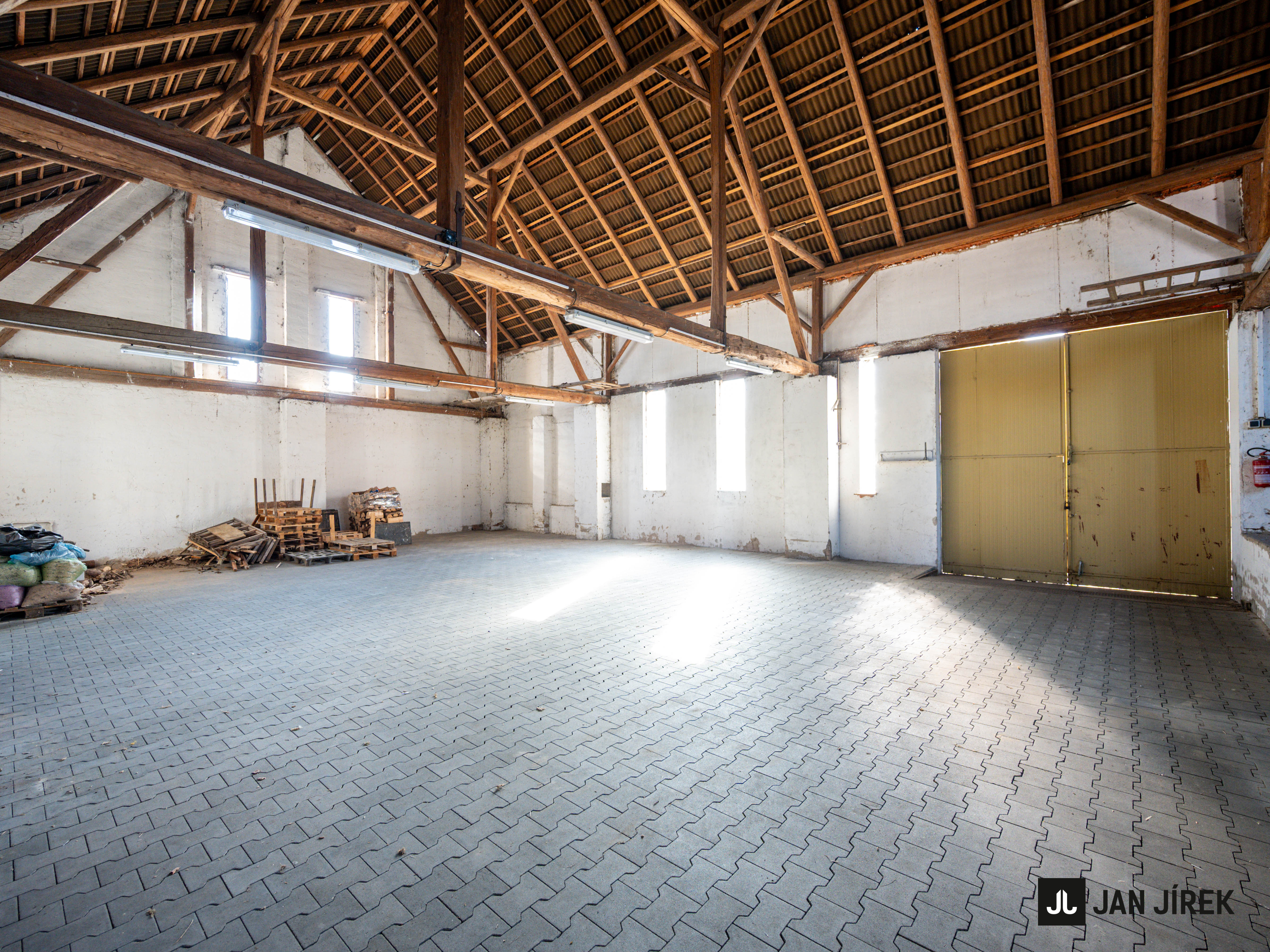 Rodinný dům — pohled na pozemek a stavby