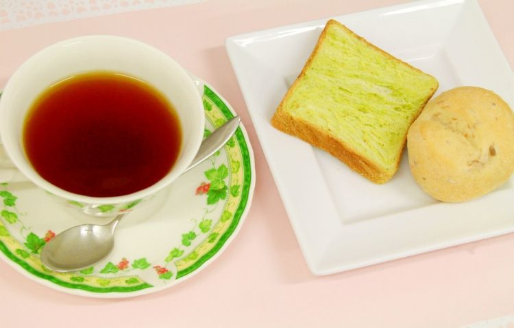 夜食｜紅茶とパンのセット