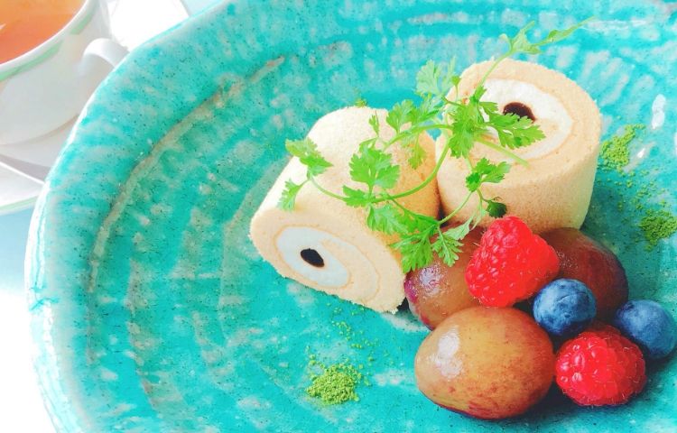 おやつ｜ロールケーキのフルーツ添え