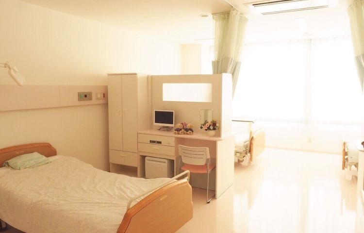 4階 4床室（トイレ共用・家具調パーテーション）