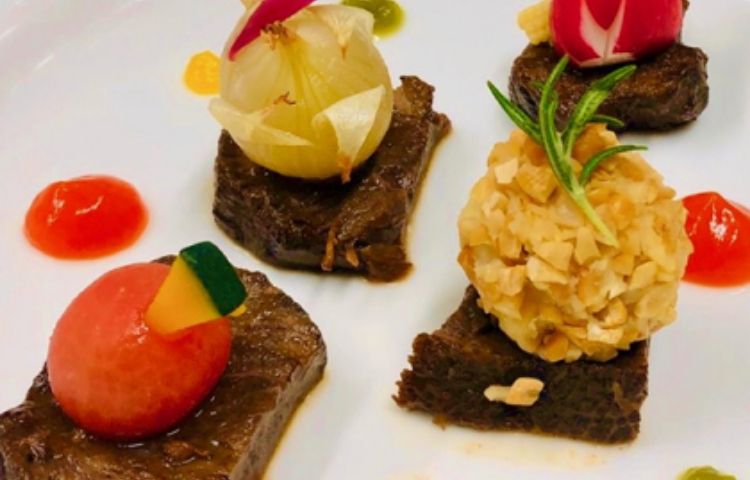 牛もも肉のステーキ 彩り野菜添え